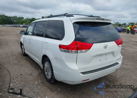 2012 Toyota Sienna Xle V6 8 Passenger z USA, uszkodzony, nr VIN 5TDYK3DCXCS193911
